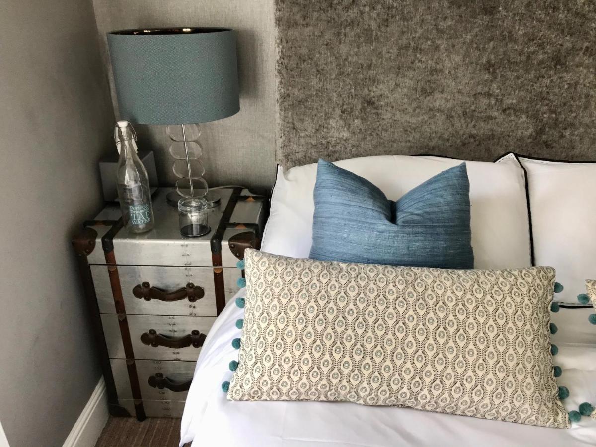 Willow Cottage B&B Yeadon ภายนอก รูปภาพ
