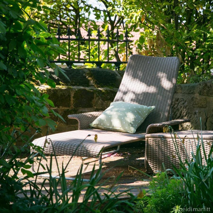 Willow Cottage B&B Yeadon ภายนอก รูปภาพ